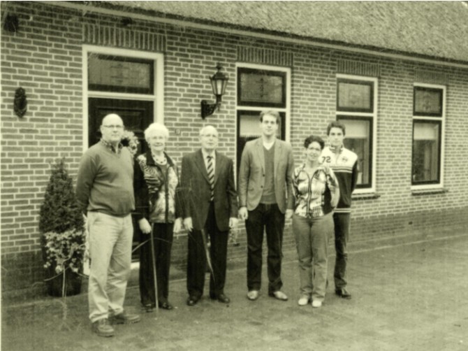 De fam. Derks en Zwiers voor hun verbouwde boerderij. (ca. 2000)